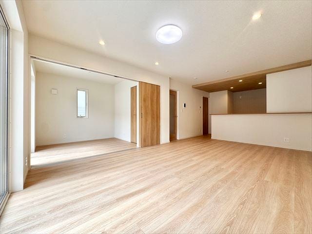 リビング:リビング横には3.7帖の洋室があります。扉をオープンにすると、さらに開放感のあるリビング空間となります。