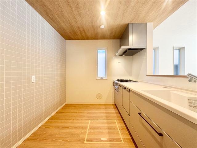 キッチン:小窓があるので、家事の合間に窓を開けてほっと一息休憩することができます。もちろん開けて換気もしっかりできます。