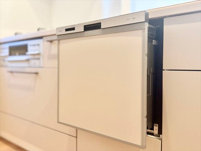 キッチン:食洗機がついているので時短にもなり、手荒れも防げそうですね。