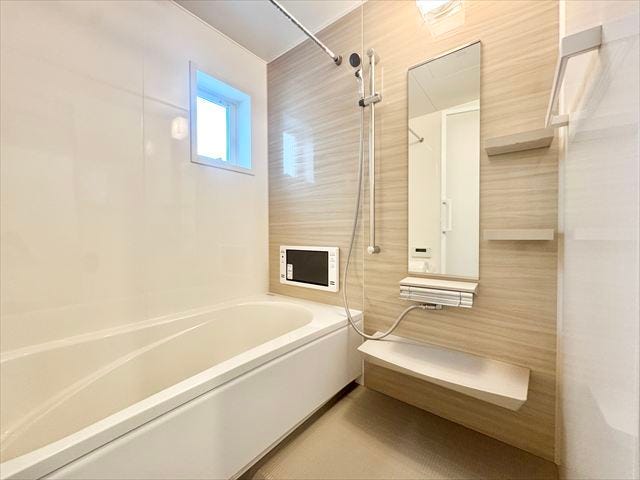 浴室:浴室にTVがついていて、TVを見ながら半身浴を楽しむことができます。お子様と一緒にバスタイムを楽しむこともできそうです。