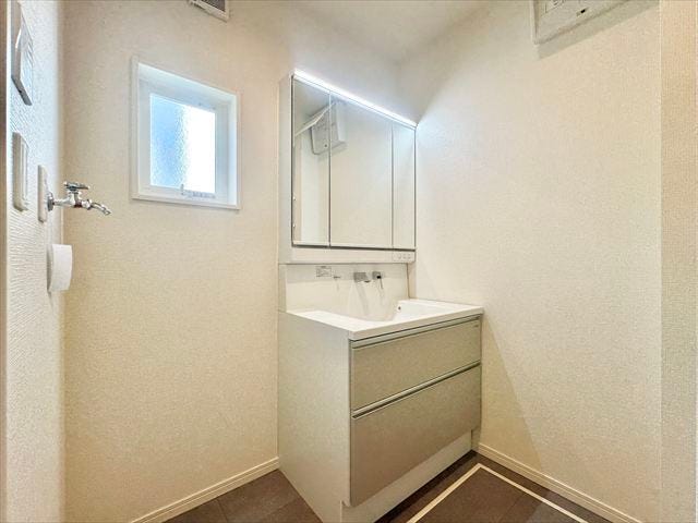 洗面所:洗面台には収納もしっかりついていますので、洗剤やシャンプーなどのストックもできます。大きな鏡で朝の身支度も楽々♪