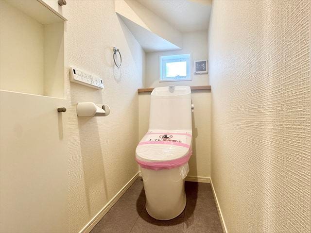 トイレ:白を基調としたシンプルな壁紙のトイレになります。2階にも設置されているのでお部屋からの移動も短縮できますね。
