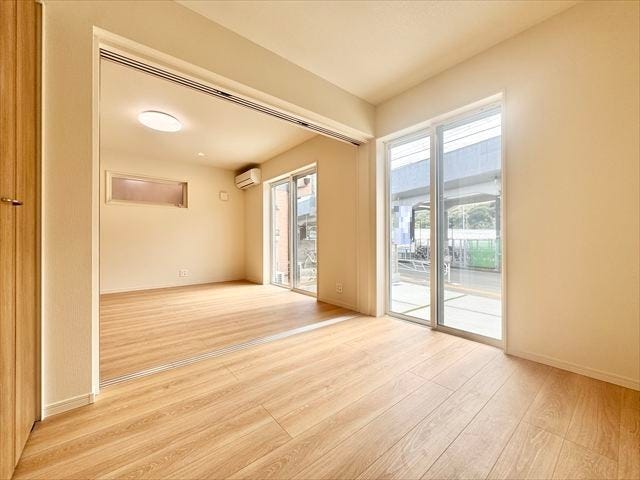 3.7帖洋室:LDKに隣接していて、普段はお子様の遊び場やお昼寝のスペースとしてお使いいただけます。来客時には寝室としてお使いいただけます。