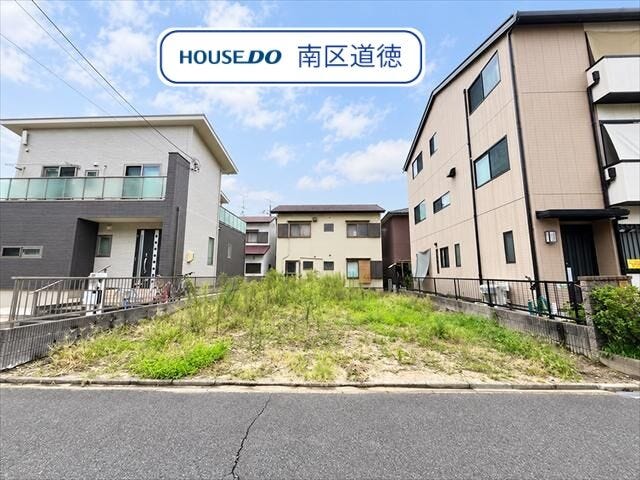 【外観】
約44.55坪のゆとりある広さのお土地です!間口が広いので駐車がしやすいです◎
名鉄常滑線/大同町駅まで徒歩約7分、市営バス「白水町」停まで徒歩約6分。