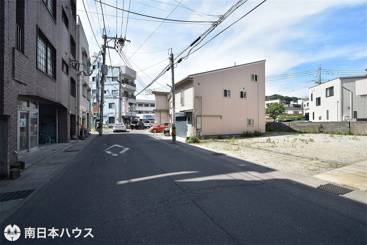 薬師１丁目 売土地 【前面道路】南西向きの前面道路幅は約8ｍです！余裕のある広さですれ違いも楽々です♪