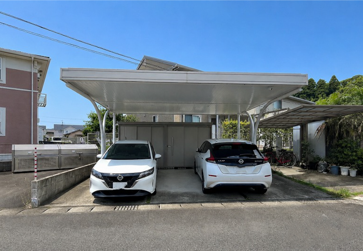 屋根に太陽光パネル