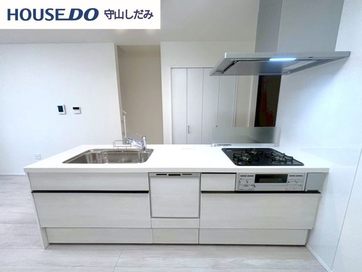 【キッチン】調理道具や食器などをたっぷり収納でき、お手入れも簡単なシステムキッチンを採用しました♪毎日のお料理を効率的にしてくれる動線は「1分でも家事の時間を短縮したい」という思いを叶えてくれます♪