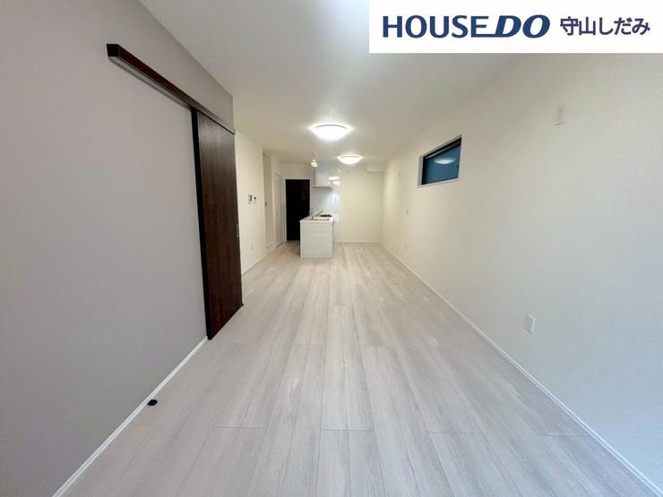 【リビング】開放感のあるリビング。掃き出し窓から採光を確保することができ、明るい空間で家族団らんできます♪ダイニングテーブルを置いてもゆとりのある広さなので、心地よい食事の時間をお過ごしいただけます♪