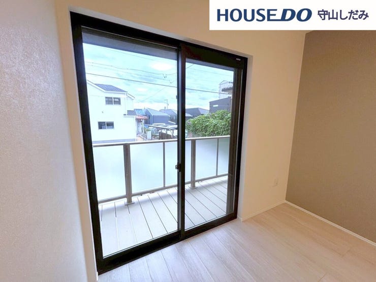 【リビング】大きな窓からは暖かい陽射しが差し込んできます。そしてウッドデッキへの出入りができます!ソファやテーブルを置いても使いやすい配置で、ご家族そろってゆったりとお寛ぎいただけます。