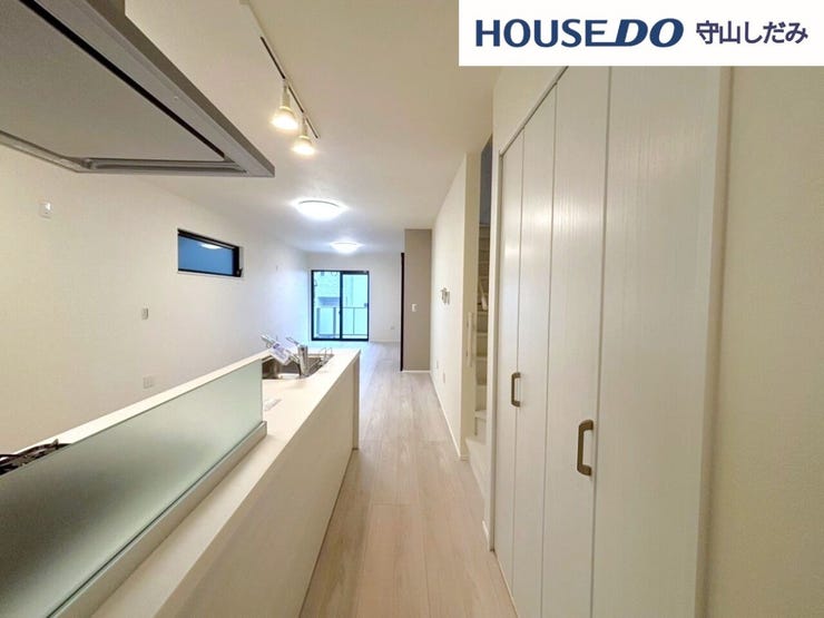 【リビング】光が優しく差し込む明るいリビング♪自然と家族が集まり、最高の家族団らんのお時間をお過ごしいただけます♪ひろびろとしたLDKで、ソファや4人掛けテーブルを置いても使いやすい配置です。