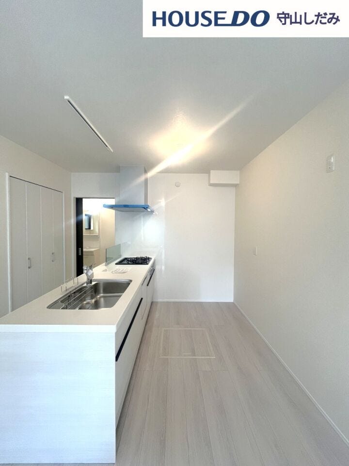 【キッチン】調理道具や食器などをたっぷり収納でき、お手入れも簡単なシステムキッチンを採用しました♪毎日のお料理を効率的にしてくれる動線は「1分でも家事の時間を短縮したい」という思いを叶えてくれます♪