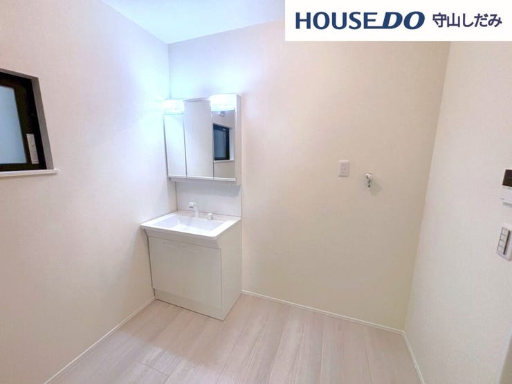 【洗面台/洗面所】日常の使い勝手の良さにこだわった清潔感のある洗面化粧台。大きな鏡が特徴です。鏡の裏に歯ブラシや化粧水、整髪料などの小物を隠して収納でき、生活感を出さずに綺麗な空間を保てます。