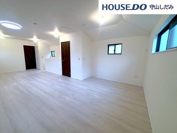 【洋室】広々とした洋室です♪大きな一部屋としても、間仕切りをつくり2部屋としても♪クローゼット付きなので収納にも困りません。各居室収納はたっぷりあるので、お部屋をすっきりと保てそうです♪