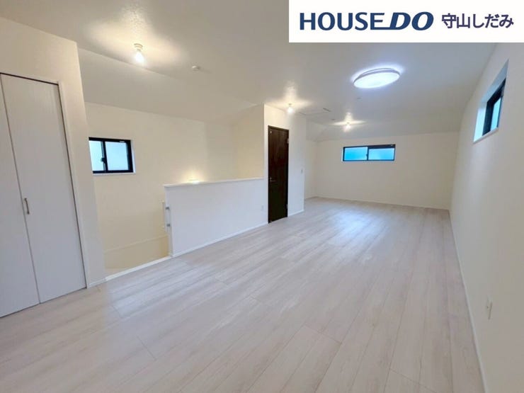 【洋室】広々とした洋室です♪大きな一部屋としても、間仕切りをつくり2部屋としても♪クローゼット付きなので収納にも困りません。各居室収納はたっぷりあるので、お部屋をすっきりと保てそうです♪