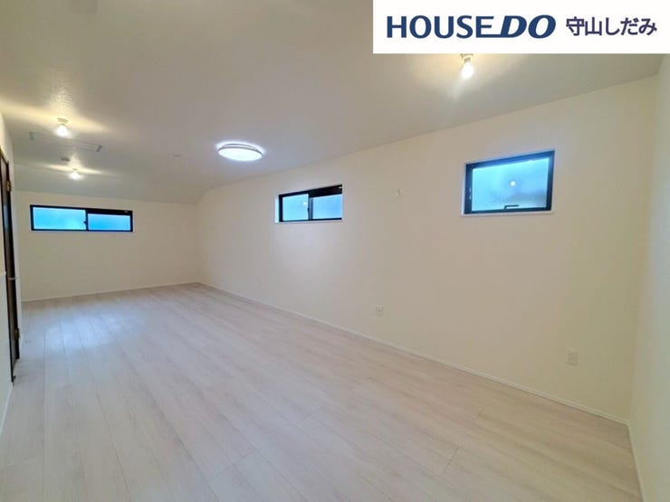 【洋室】広々とした洋室です♪大きな一部屋としても、間仕切りをつくり2部屋としても♪クローゼット付きなので収納にも困りません。各居室収納はたっぷりあるので、お部屋をすっきりと保てそうです♪