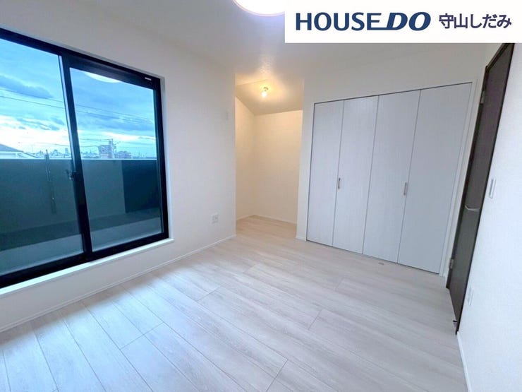 【洋室】多数の洋室があるため、それぞれ各部屋でプライベート空間をお楽しみいただけます。収納も完備しているのですっきりとしたお部屋でお寛ぎいただけます。2面採光のため、日当たりも良好です!