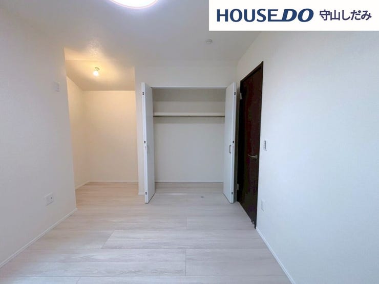 【クローゼット】洋室にある収納です。高さと奥行きがあり、かさばりがちな衣類をまとめて収納できます。各部屋収納たっぷりの間取りとなっております。部屋ごとに設けた収納は住みやすさへのこだわりです。