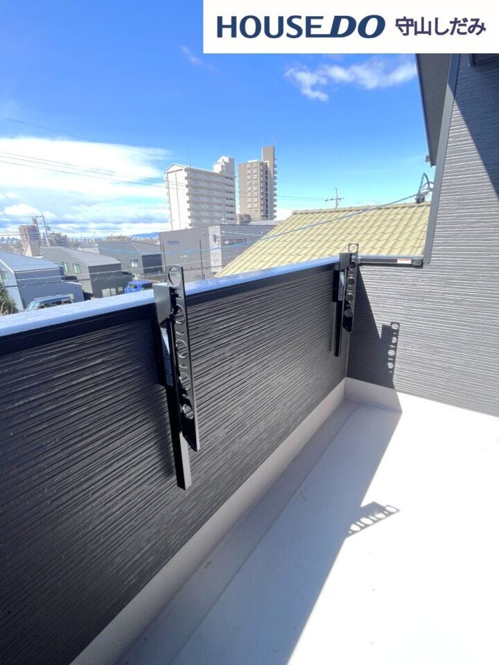 【バルコニー】日当たりの良い広さ十分の使い勝手の良いバルコニー。お布団や衣類などのお洗濯物を気持ちよく干せそうです♪南面にあり陽当たり良好!たっぷり陽を浴びたお布団や衣類は気持ちよさそうです♪