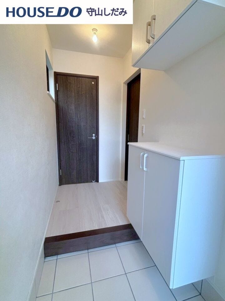 【玄関】扉を開けてすぐ目の前に広がる広々とした玄関です。わが家に帰った時に言う「ただいま」その言葉が何十年にもわって元気よく響くような、家族が帰りたくなる快適な住まいがテーマです。