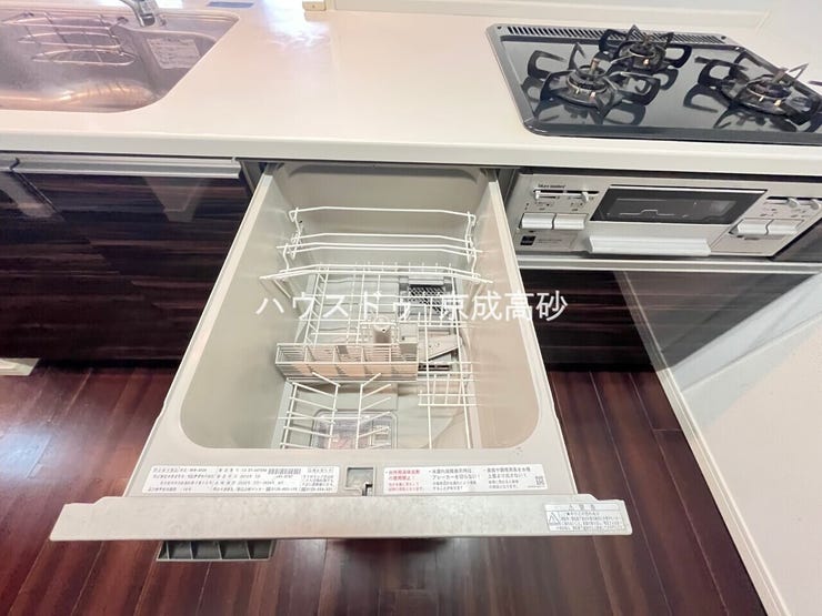 家事の時短に効果大の食洗器付き。高温でパワフルに洗い、温風乾燥します。手洗いよりも節水・節約が可能です。一度使うと手放せないですよ!