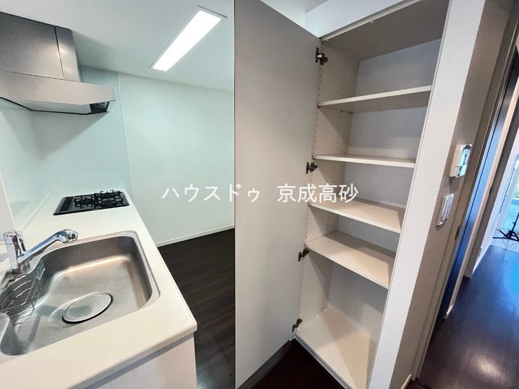 適材適所の収納付きです。