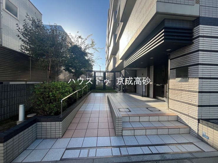 足を踏み入れると静穏な時間が流れるエントランスホール。心やすらぐ憩いのスペース。ゆったりと寛ぎながら、思い思いの時間を過ごせる空間です。