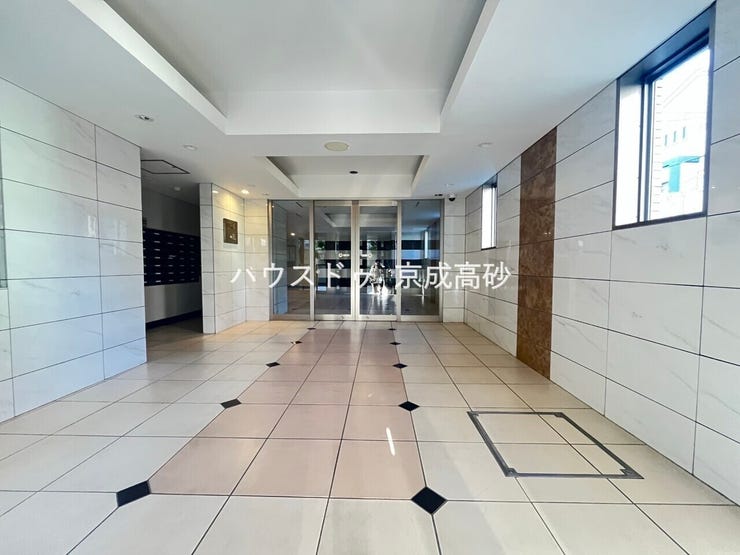 エントランスは毎日の行き帰りで使う大事な空間です。明るい基調で華やかなデザインなので、毎日も気持ちよく迎え入れられます。