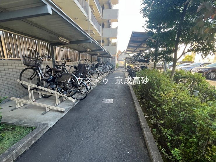 きちんと整備された駐輪場。住む方の心遣いが感じられます。空き状況は、お気軽にお問合せください。