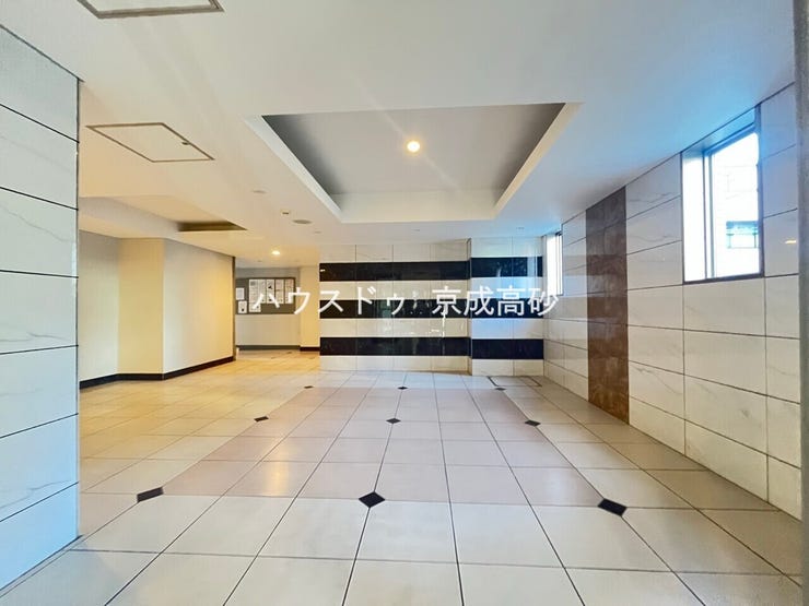 上品で清潔感があるエントランスは住人やゲストを迎え入れ、そして送り出す場にふさわしい上質な空間です。プライベート感が高まるシックな装いのエントランス。