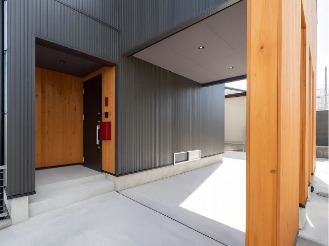 新築当時の写真です。※現況と異なる場合がございます。
帰るたびに気分が上がる、木目が迎える玄関アプローチです。