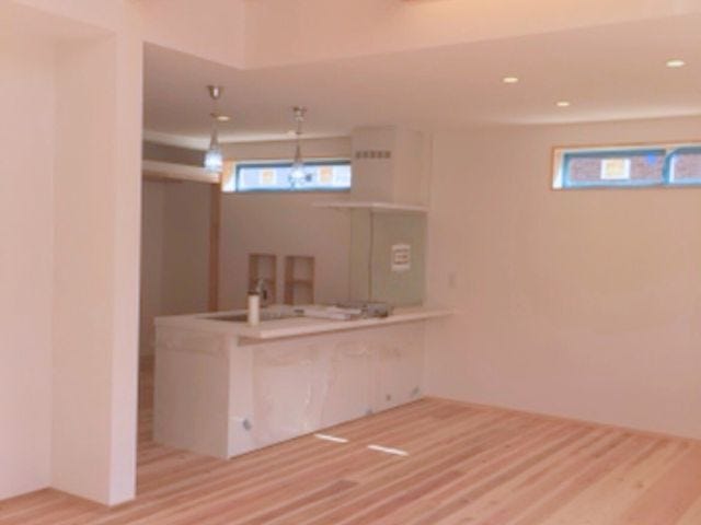 新築当時の写真です。※現況と異なる場合がございます。
開放感を感じられるオープンキッチンで、ダイニングへの配膳や後片付けが最短距離で行え、食器の受け渡しなどもスムーズです。