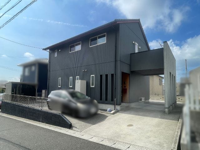 カースペースには、普通車を4台駐車可能なので来客時も安心です。(2024年9月18日撮影)