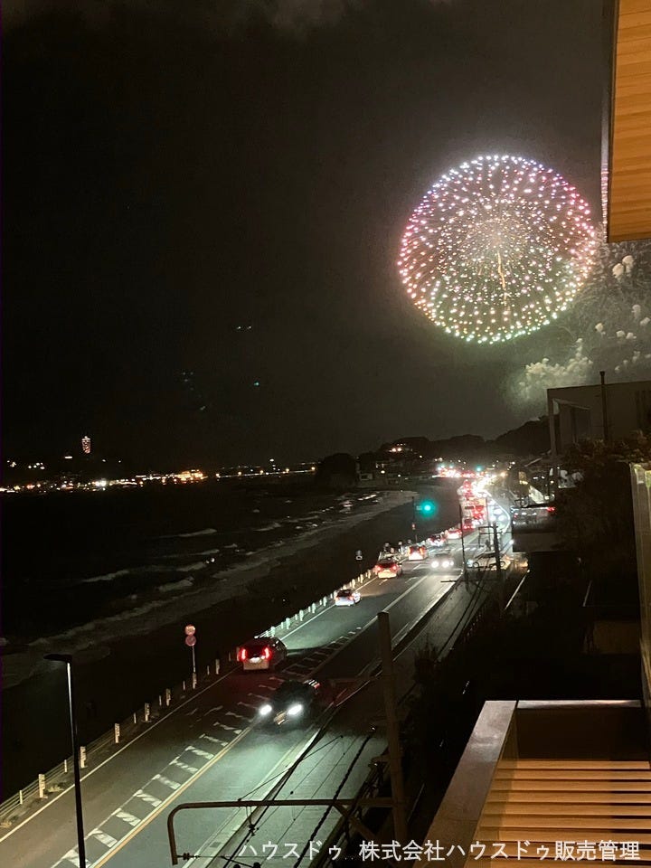 10月に開催された「ふじさわ江の島花火大会」も1階テラスや2階バルコニーから望むことができます。
現地からの眺望