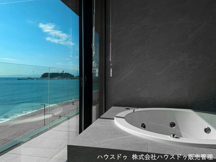 七里ガ浜の海に抱かれる至福のひととき。 湯船に浸かりながら、江の島と水平線を望む。極上の癒やしを、誰にも邪魔されないプライベート空間で。(2025年10月撮影)