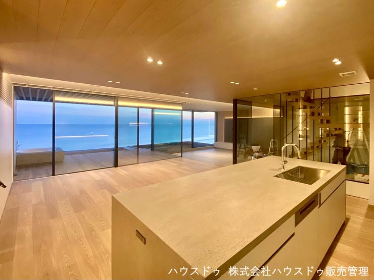 潮風と絶景を味わうダイニングキッチン。 海と一体化するオープンな空間で、リゾートのような贅沢な食事のひとときを。心から満たされる湘南ライフ。(2025年10月撮影)