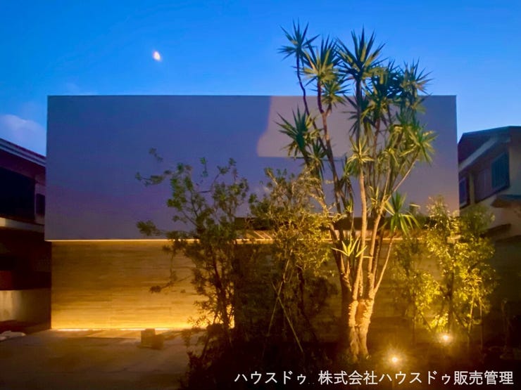 光と影が織りなす、洗練された夜の佇まい。 間接照明が映し出す植栽とモダンな外壁が、帰宅を静かに迎える。プライベートな時間が始まる場所です。(2025年10月撮影)