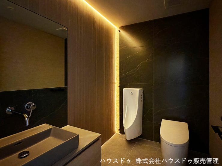 洗練されたデザインと間接照明。 大理石調の壁面と上質な素材で整えられた、ホテルライクなレストルーム。細部にまでこだわった空間です。(2025年10月撮影)