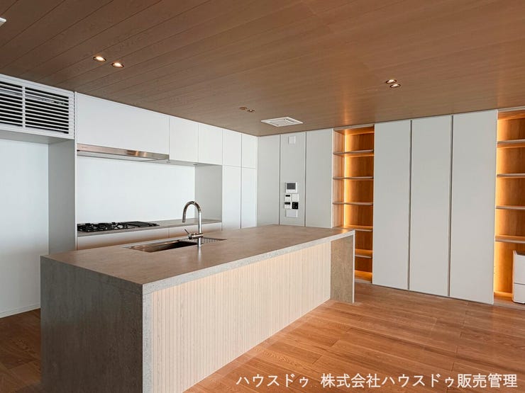 Madreのオーダーメイドキッチン。 食洗器やパントリーを備え、機能性を両立。アイランドカウンターと豊富な収納が、料理の時間を快適に彩ります。(2025年10月撮影)