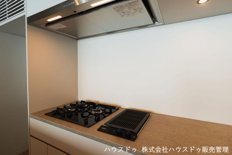 料理の時間を快適にする加熱機器。 デザインに調和したガスコンロとグリルを設置。機能的なキッチン設備で、日々の調理を愉しめます。