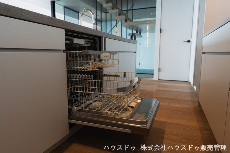 Mieleのビルトイン食洗器を完備。 優れた機能が、日々の家事を快適にサポートします。洗練されたキッチンデザインに溶け込む、上質な設備です。