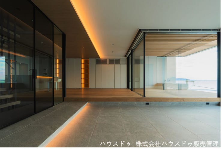 約50畳の広大なLDKは、友人を招くパーティや、波の音をBGMに過ごす贅沢な一人時間を叶えるリゾートホテルのような上質空間です。