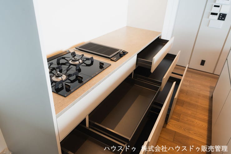 スムーズに出し入れできる大容量の引き出し収納を備えたキッチン。料理をしない時間も空間に溶け込む洗練されたデザインです。