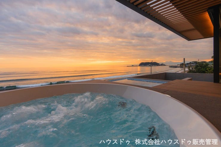 開放的なテラスに設けられたジェットバスで、刻々と色を変える空と海を眺めながら、一日の疲れを癒やします。特別な設備が叶える、鎌倉七里ガ浜の贅沢な暮らし 。