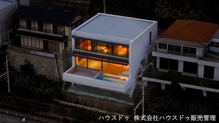 夜景に浮かび上がる、全面開口の窓。 光を放つ箱のようなデザインは、昼とは異なる表情を見せます。 この特別な空間で、海辺の夜を過ごしませんか。