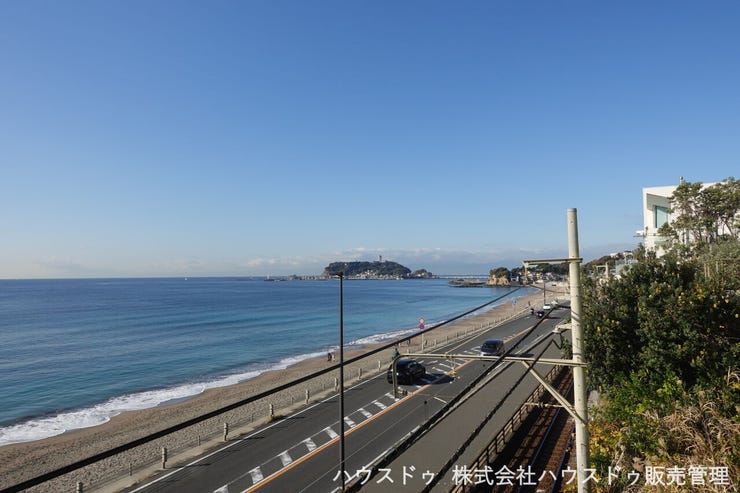 【眺望写真】
砂浜まで手が届きそうなほど海が間近に迫り、心地よい波の音が室内まで響き渡ります。江の島を望む水平線を眺めながら、潮風を全身で纏う。海を愛する方にこそ捧げたい、とっておきのロケーションです。(眺望写真)