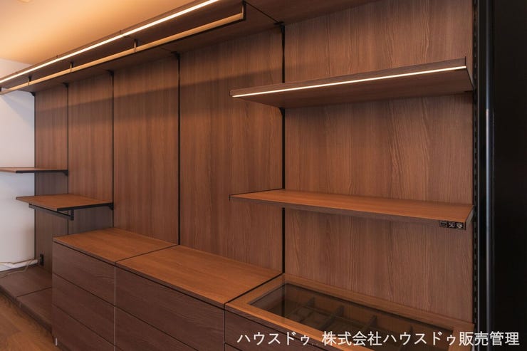 ゆとりある広さを確保し、三菱電機製のロスナイ換気システムを
完備。湿気を含んだ海風から大切な衣類を守ります。アッシュ材の床と機能的な収納棚が、美しく清潔な保管環境を叶える設計