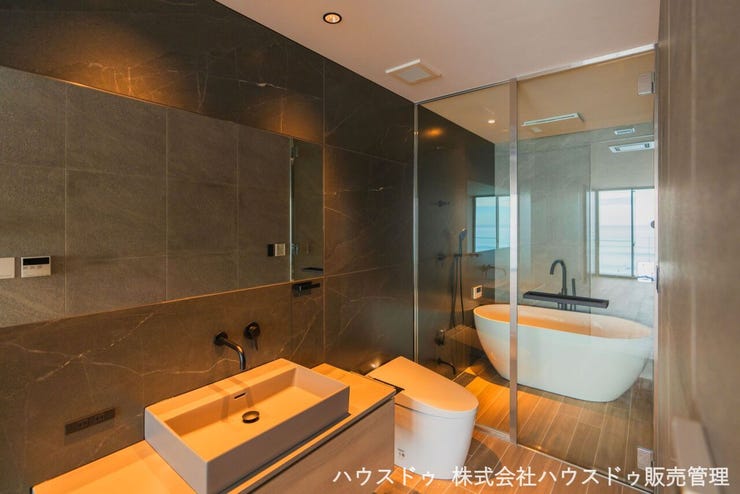 メインバスルーム同様、FONTE TR ADING製のマットブラックの
水栓と上質なストーンタイルで統一されたシックな空間。
ゲストの宿泊や忙しい朝に重宝する独立シャワーを備えたサニタリー