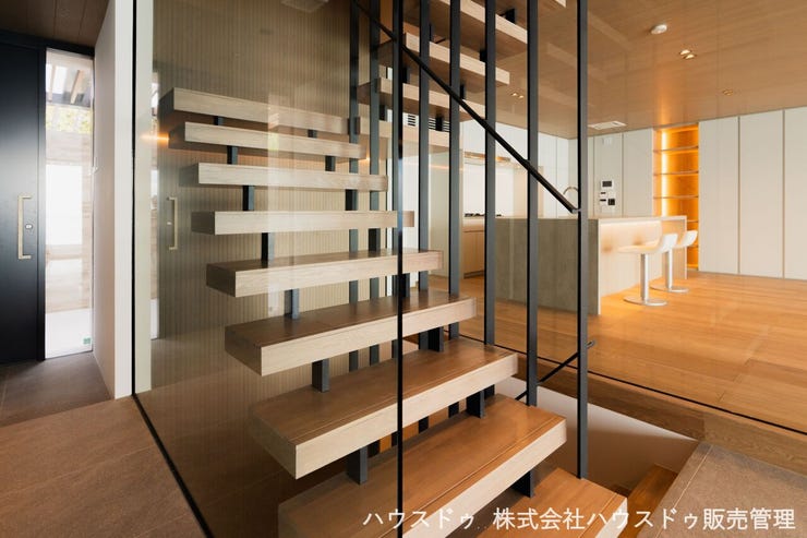 光を透過する、洗練された意匠美。 軽やかなスケルトン階段が、上質な木質感と調和するエントランスホール。細部にまで意匠を凝らしたデザインが、住まう人を優雅に迎え入れます。