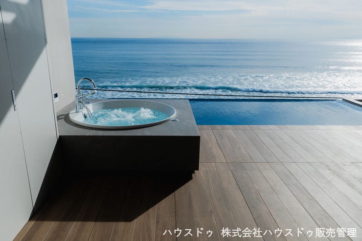 窓を開ければ、七里ガ浜の海が目の前に。砂浜まで手が届きそうなほど間近に迫る波打ち際と、心地よい波音が室内を満たします。江の島を正面に望む、海好きの方にはたまらない圧倒的な臨場感をご体感ください