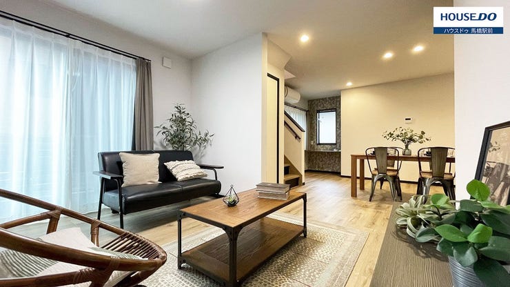 日々の食事はもちろん、親しい人のおもてなしやワークスペースなどに利用することもある「リビングダイニング」。おしゃれなインテリアですっきりレイアウトされていたら素敵ですよね。